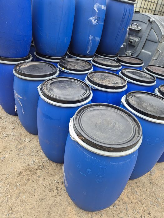 Beczki 120L niebieskie zamykane plastikowe