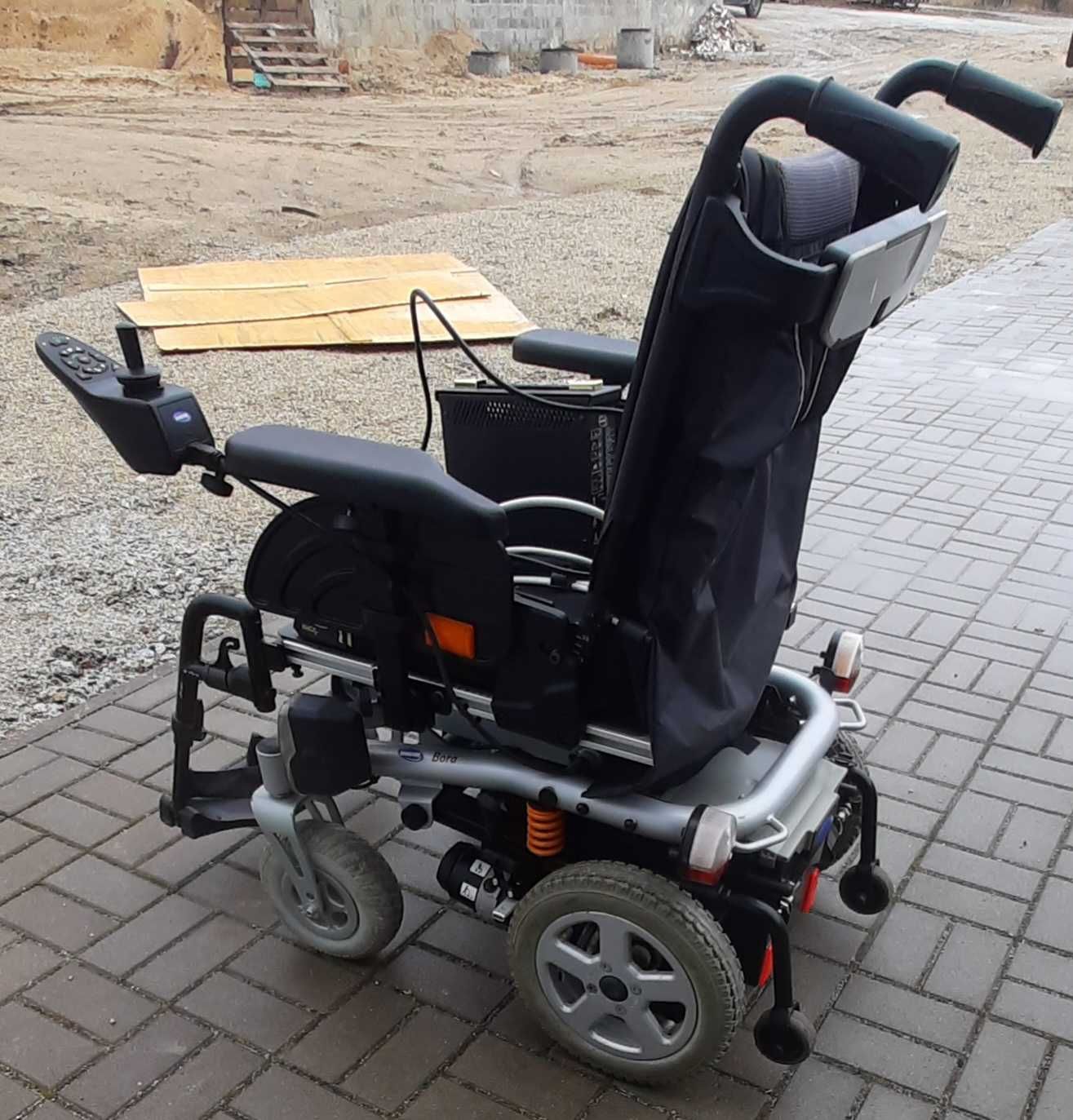 Wózek inwalidzki Invacare Bora z napędem do pomieszczeń i na zewnątrz