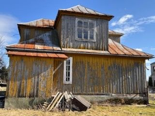 Dom, drewniany budynek mieszkalny do rozbiórki
