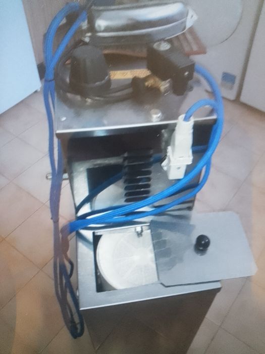 Vendo ferro de engomar com caldeira industrial com pouco tempo de uso.