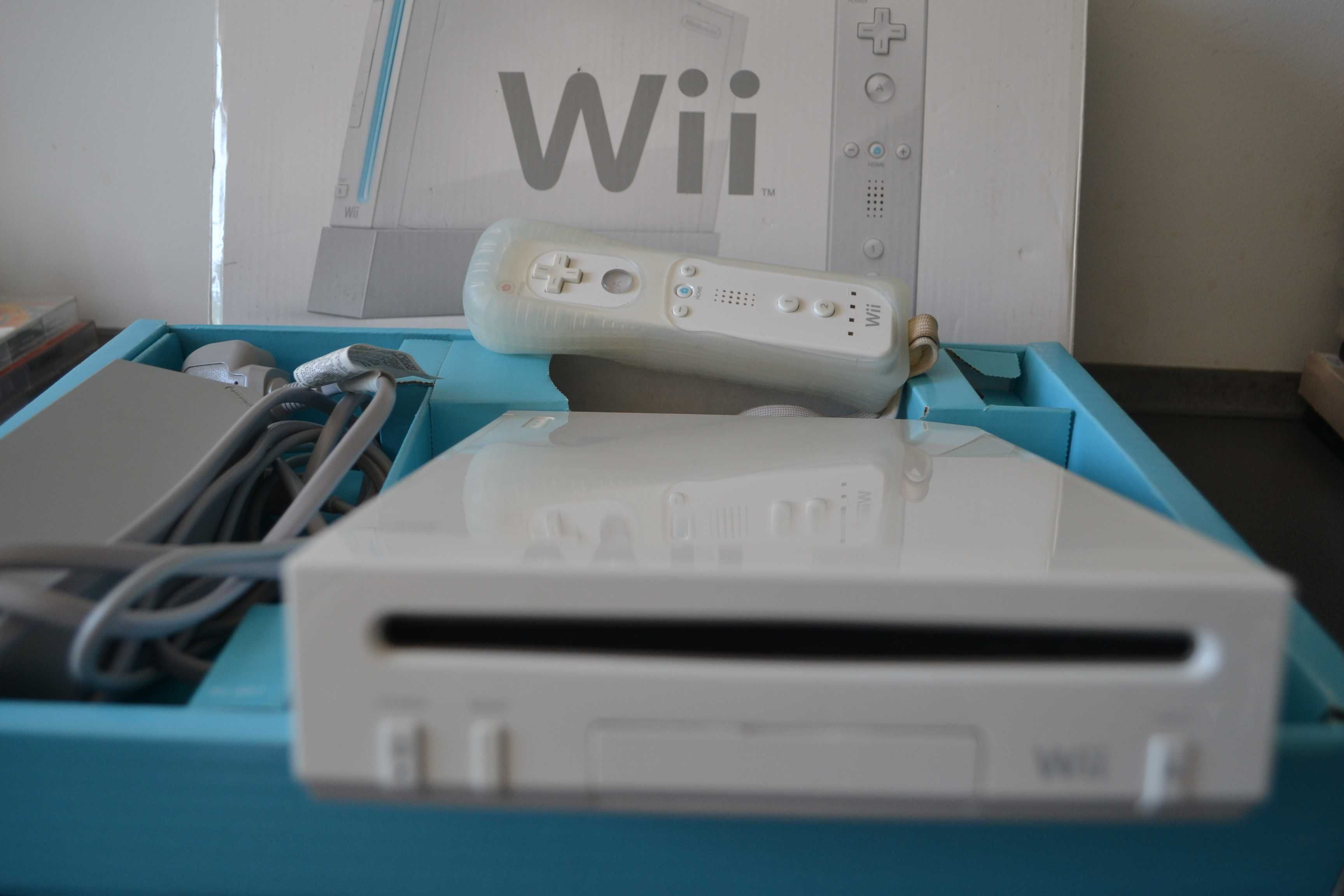 Konsola WII Nintendo wraz z okablowaniem - Biała