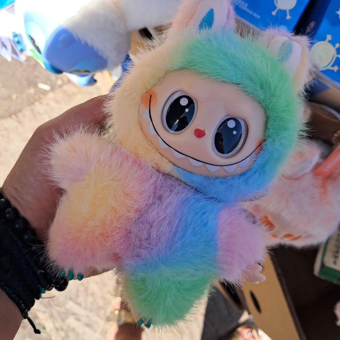Labubu lafufu seria Big into energy kolor tęczowy