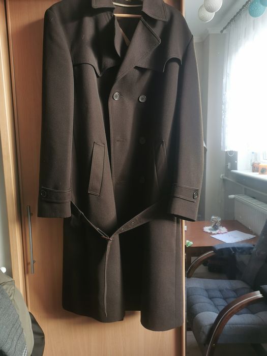 Męski, długi, brązowy płaszcz z paskiem