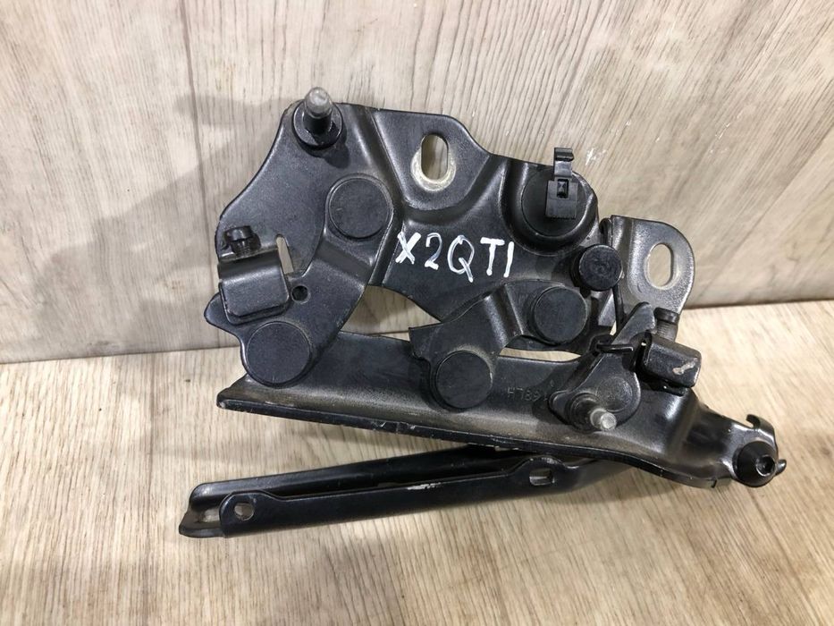 Петля капота левая Audi A3 (2012-2020 г.) кріплення капоту 8V0823301