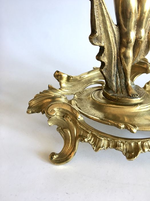 Podstawa pod pióro ze złotą skuwką i kobietą. J. Serkowski w Warszawie