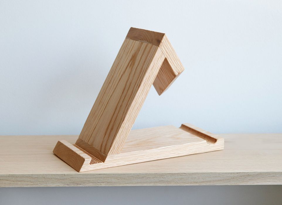 Dębowy stojak na e-book, drewniana podstawka