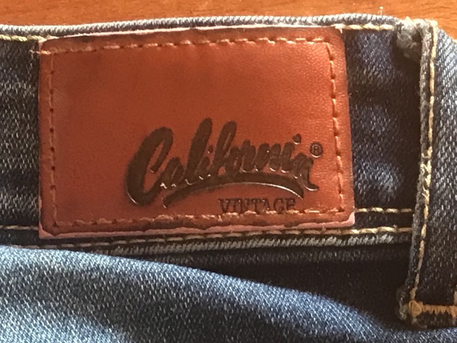 Calca de ganga elastica com rasgos nas pernas