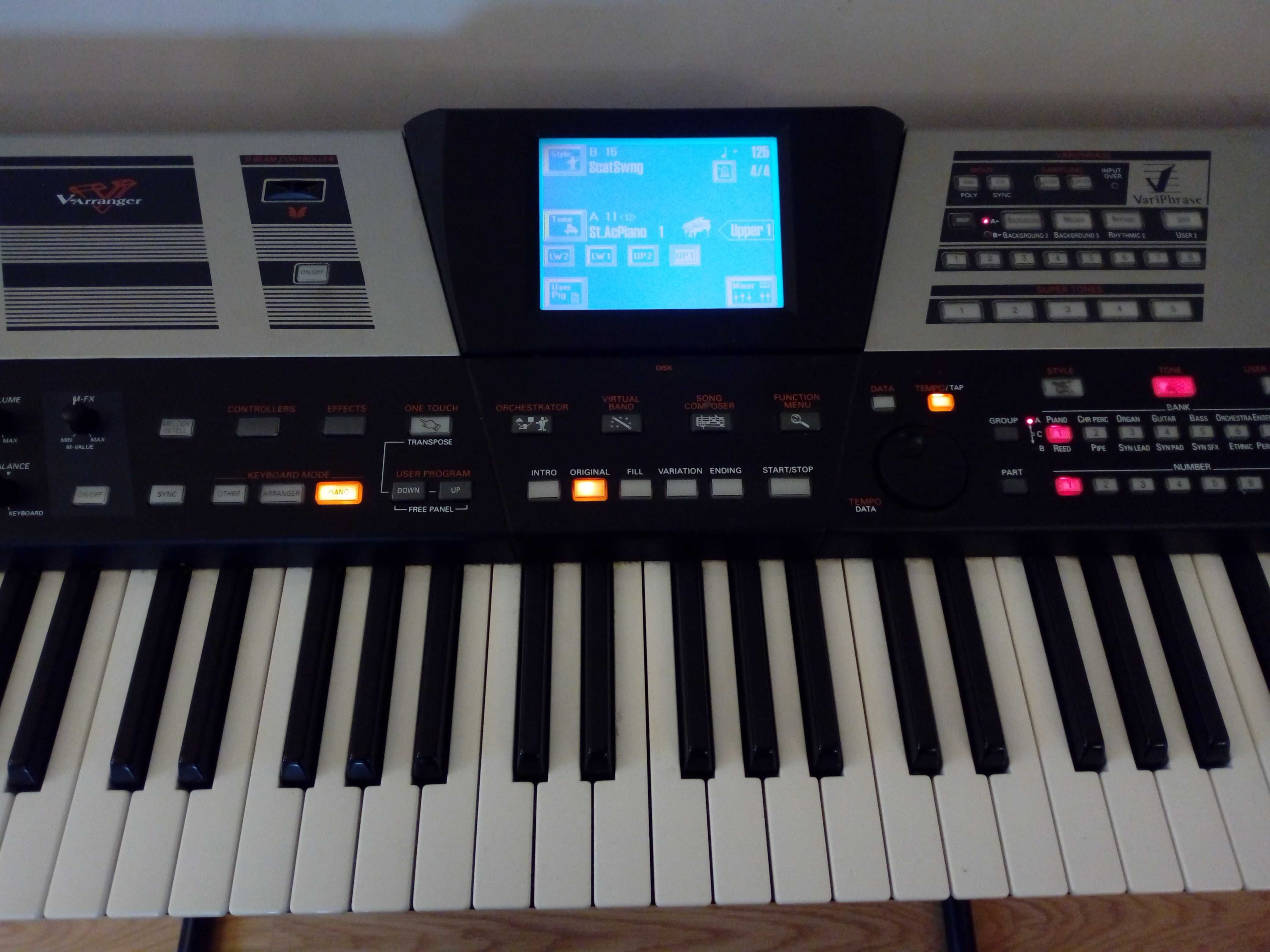 Teclado musical - Roland VA-76, com suporte