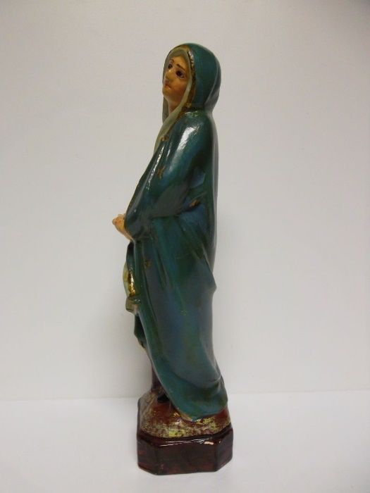 antiga figura de Santa Maria Madalena em cerâmica policromada