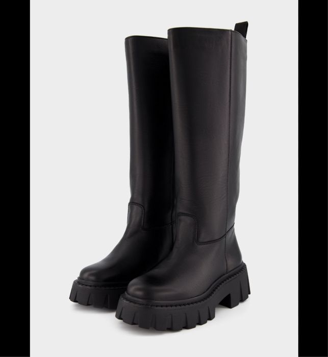 Жiночi чоботи-труби на масивній підошві