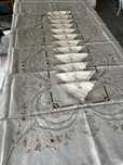 Toalha de mesa bordada em organza 265x175 e 12 guardanpos de linho