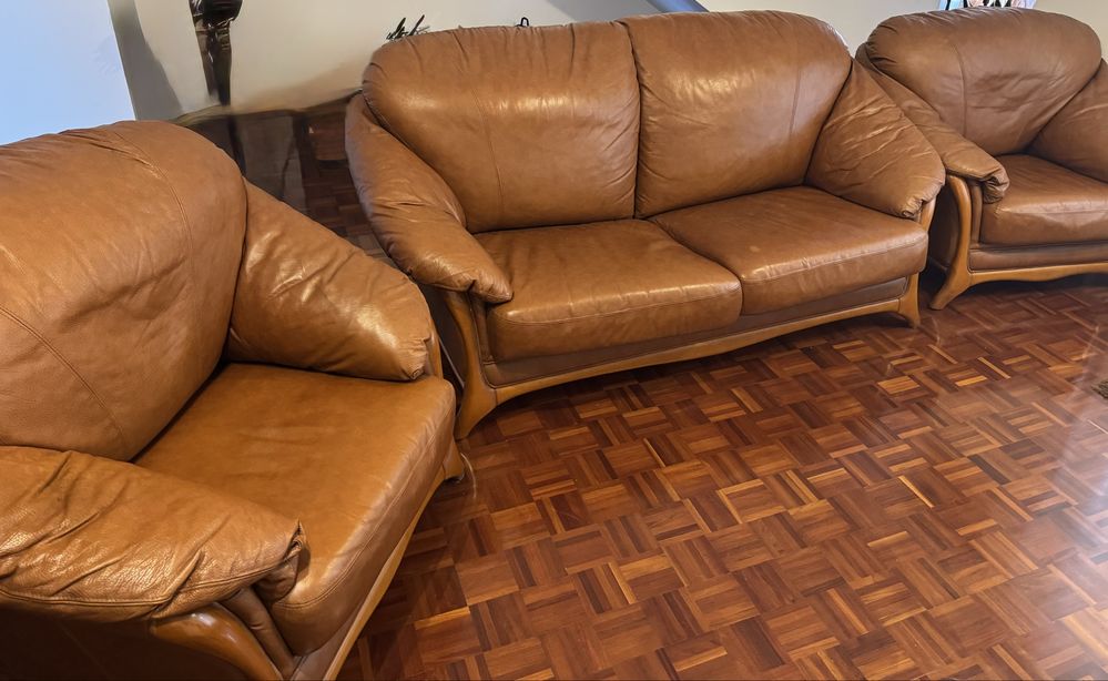 Conjunto de Sofás em Cabedal e Madeira - Impecáveis (3 Peças)