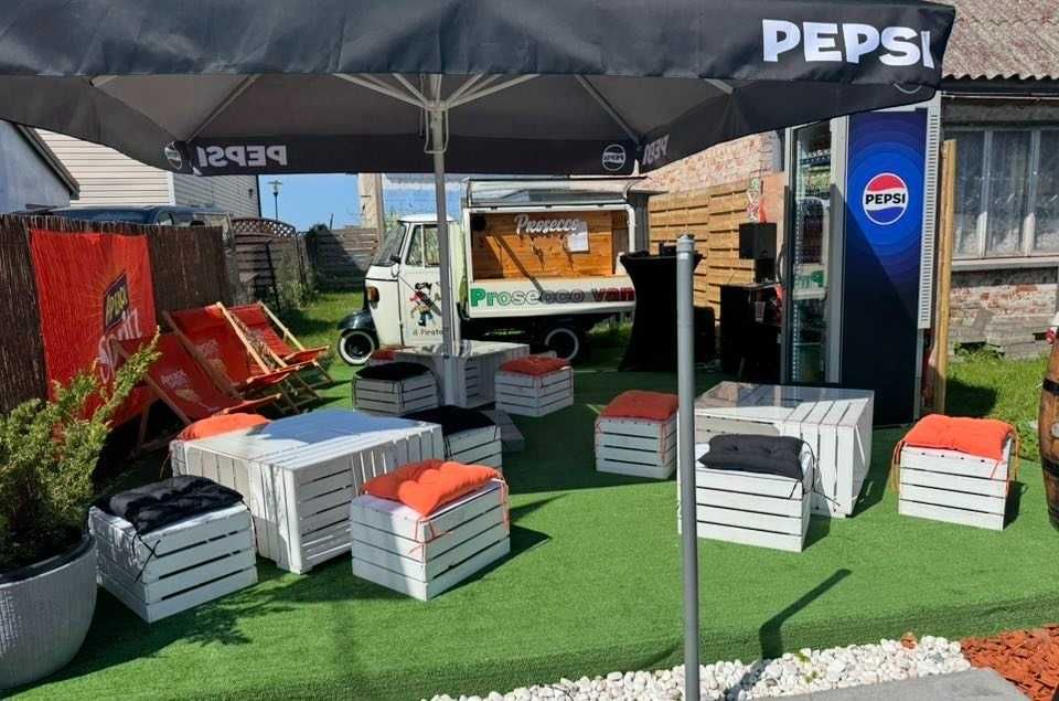 meble ogrodowe ze skrzynek ogródek restauracja