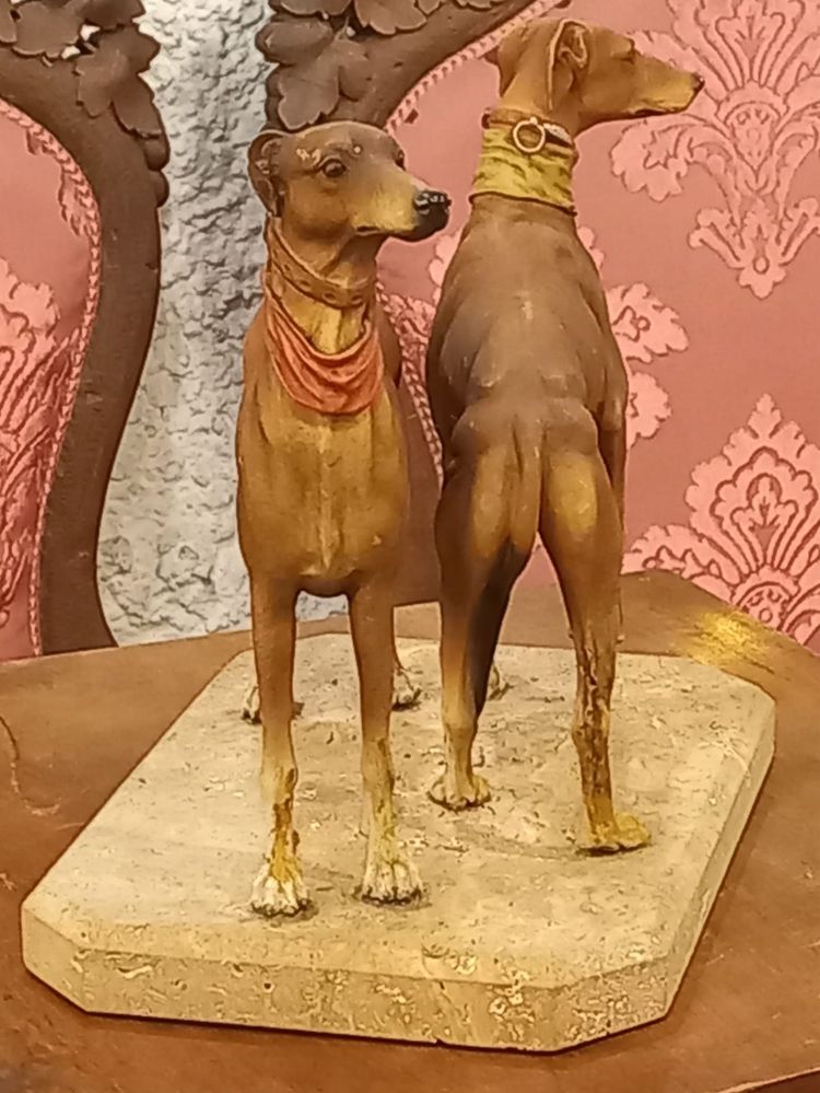 Escultura de casal de galgos em ceramica sobre pedra