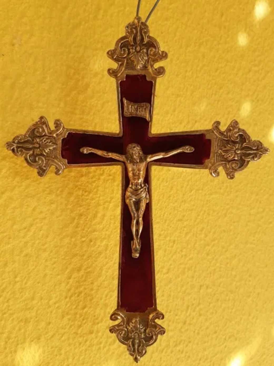 Crucifixo em bronze com Cristo
