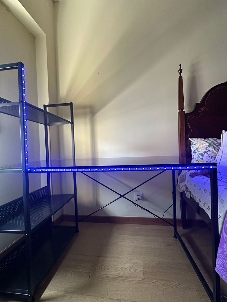 Secretária preta com LEDs