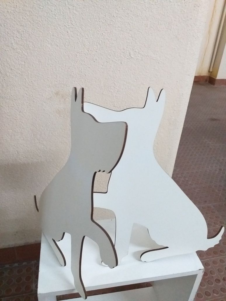 Cão em madeira fina, para decoração