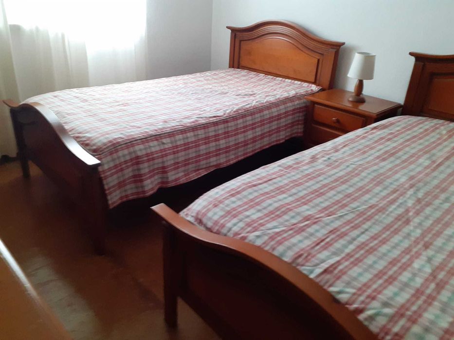 Mobilia de quarto em pinho de mel em excelente estado