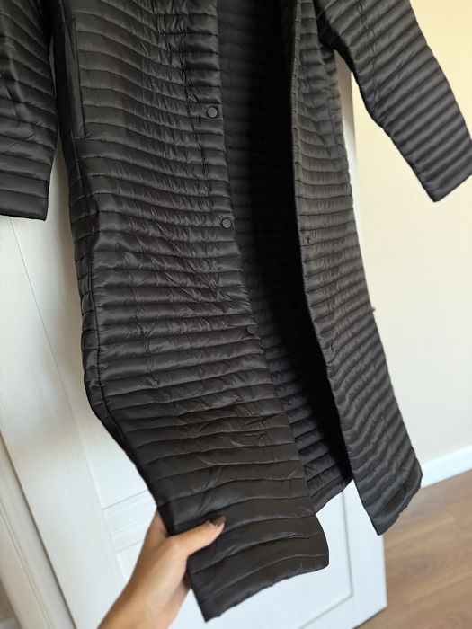 Стьобане чорне пальто