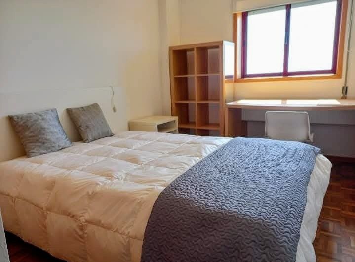Procura-se menina estudante para partilhar apartamento