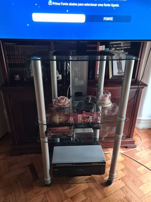 Mesa em vidro,para suporte de televisão.