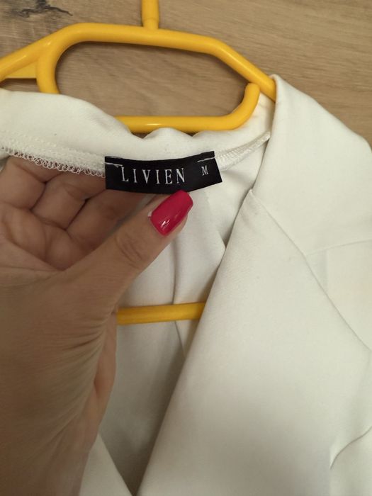 Piekne elegancka biala sukienka midi M Livien