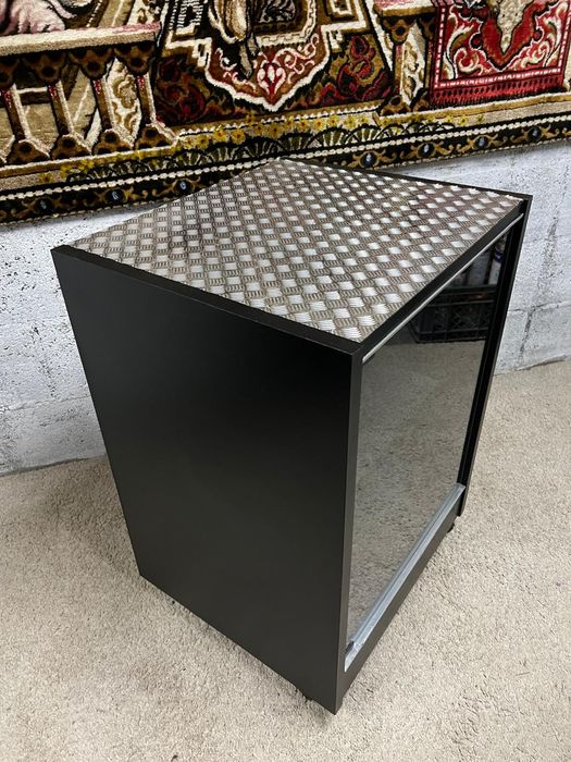 Móvel em madeira com rodas e prateleira, para bar ou aparelhagem.
Medi