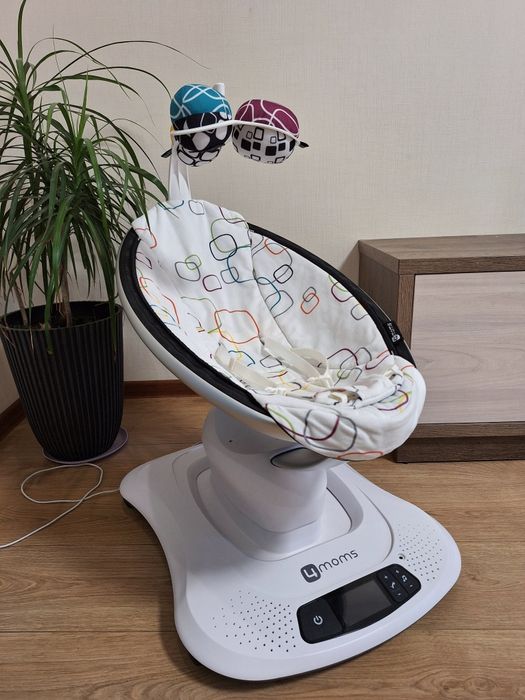 Заколисуючий центр Мамару Mamaroo 4moms 4.0