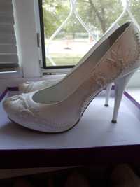 Свадебные туфли с вышивкой