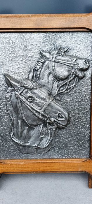 Szafka na klucze cynowa z motywem koni, drewno i cyna, duża