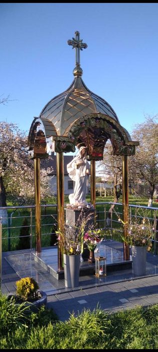 Капличка для Дому. Капличка біля хати. Куполи накриття Матері Божої та