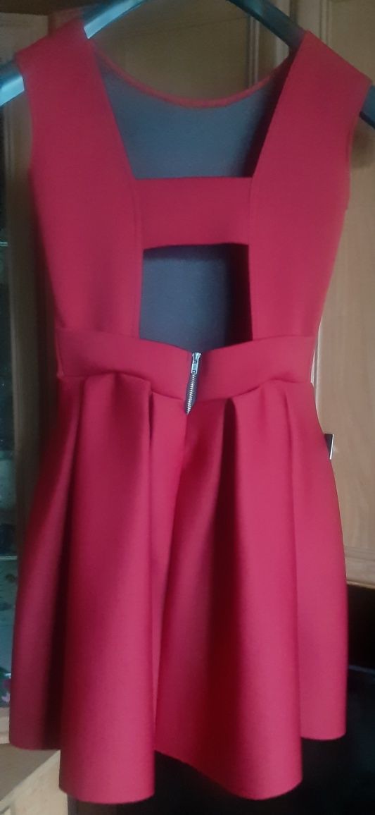 Czerwona sukienka firmy MAGMAC rozmiar S (36)