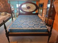 Cama antiga com estrado e colchão - Bom estado geral