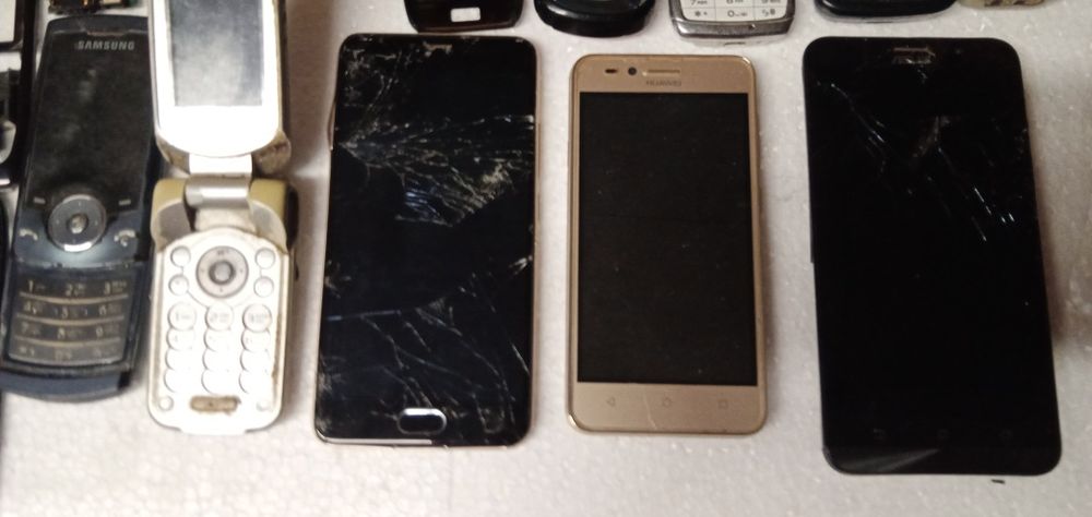 Телефоны и батареи на запчасти.