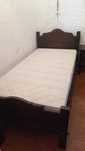 Mobília de quarto com cama de corpo e meio e guarda-vestidos