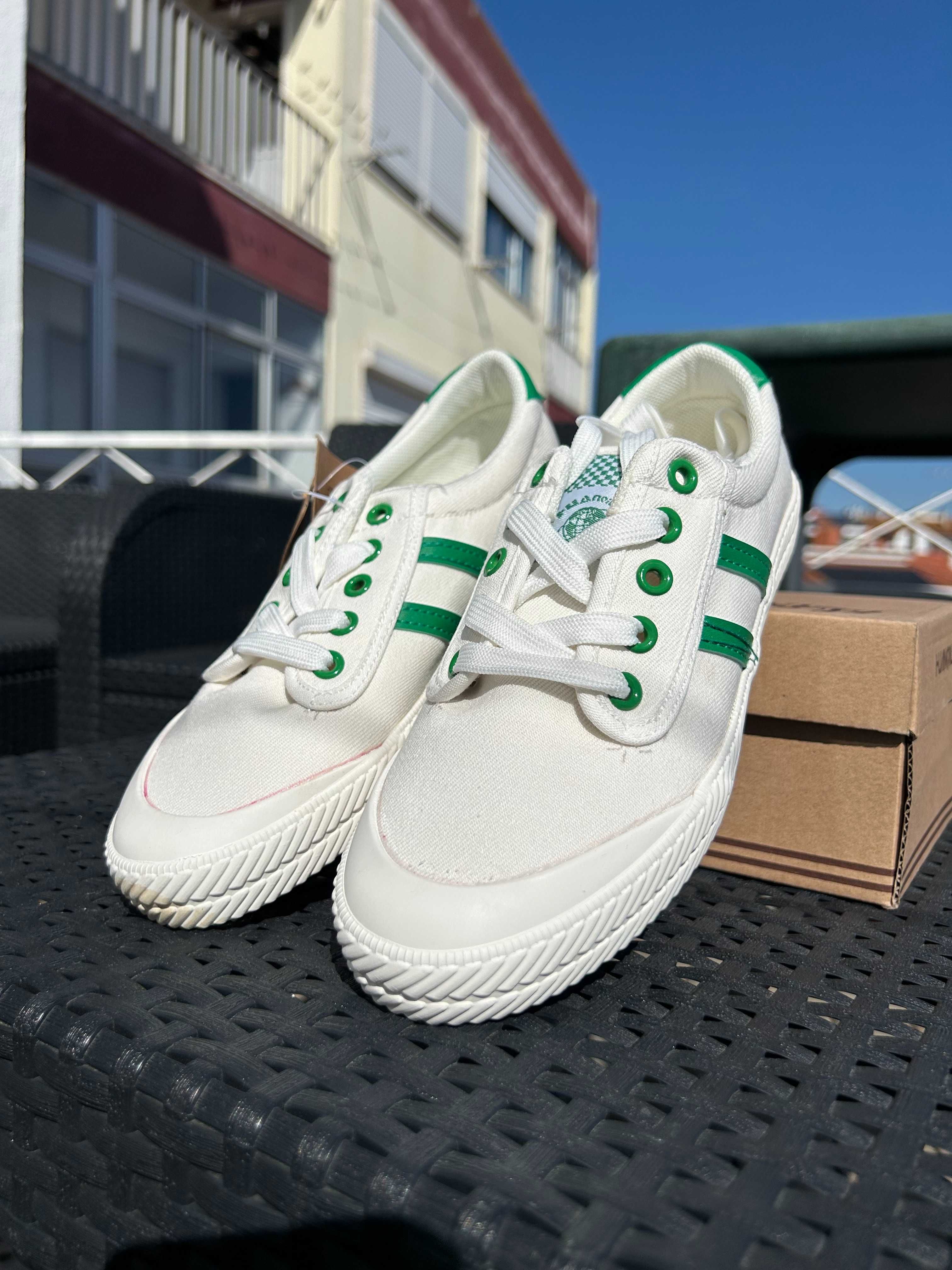 Tênis de Mulher branco com riscas Verde