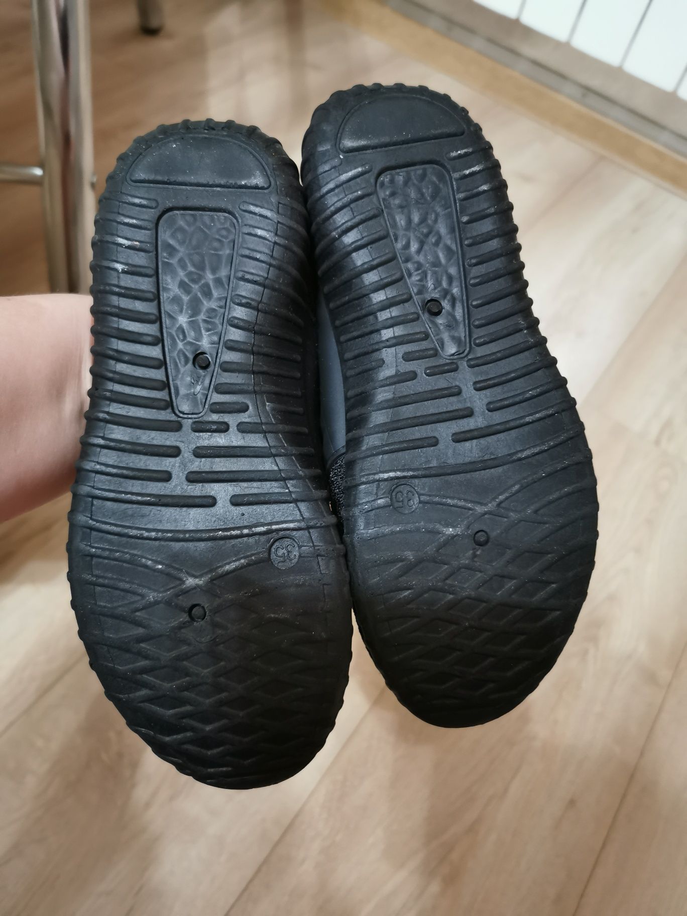 Buty adidasy wiazane czarne siateczkowe roz 35 dl wkl 22 cm CCC