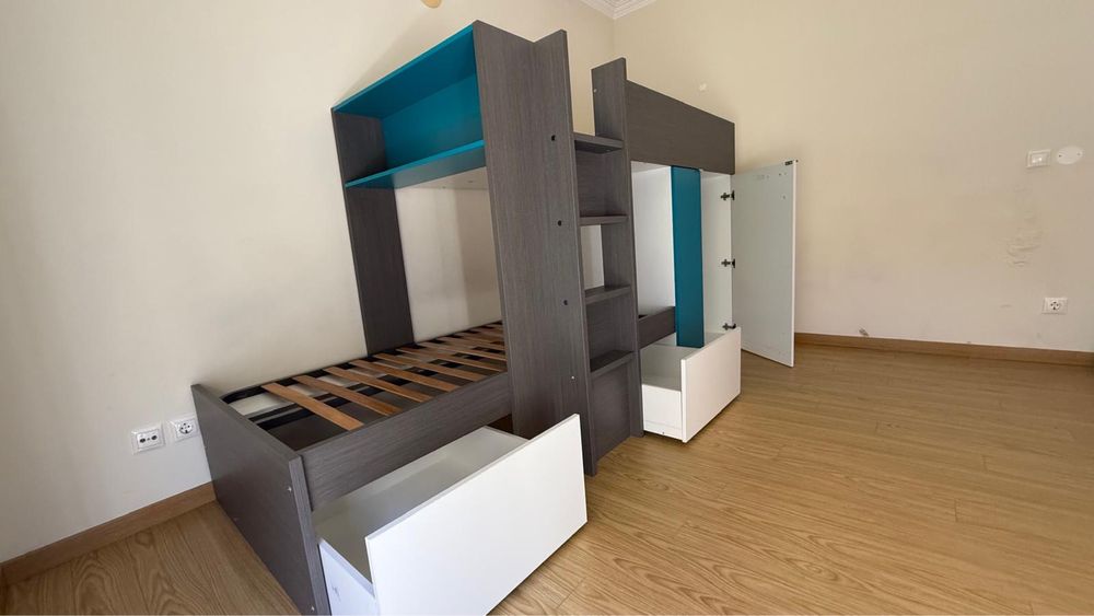 Cama beliche com gavetas e roupeiro em ótimo estado