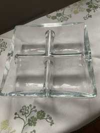 Naczynie szklane, podzielone na 4 części