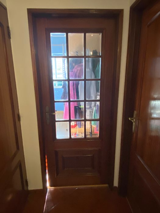 Porta interior em madeira exótica e panorâmica