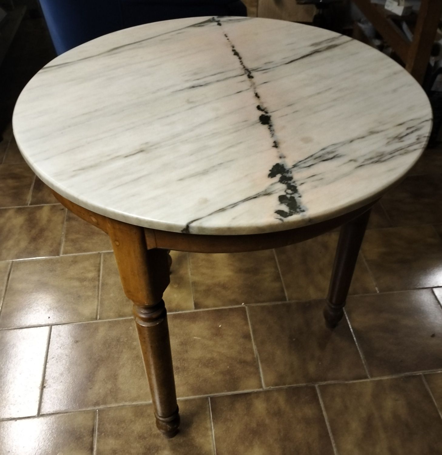 Mesa de centro com tampo em mármore