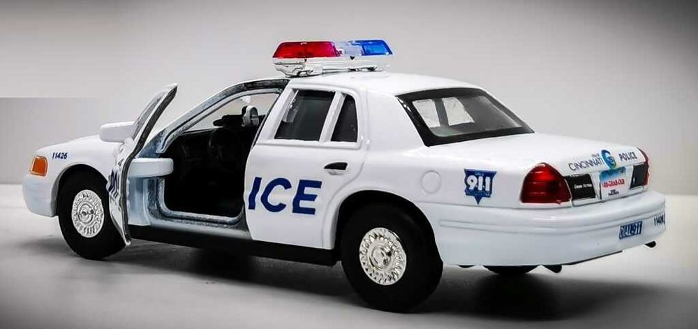 Model 1:43 Welly - Ford Crown Victoria Cincinnati Police (USA)