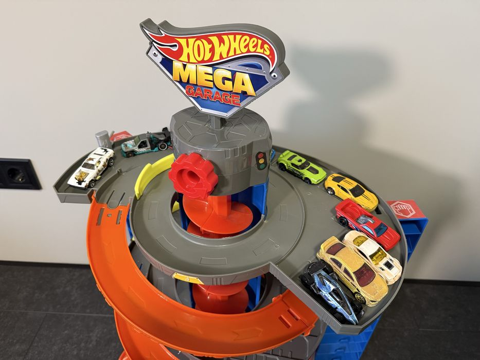 Hot Wheels Mega garage GTT95+ 10 машинок hot wheels