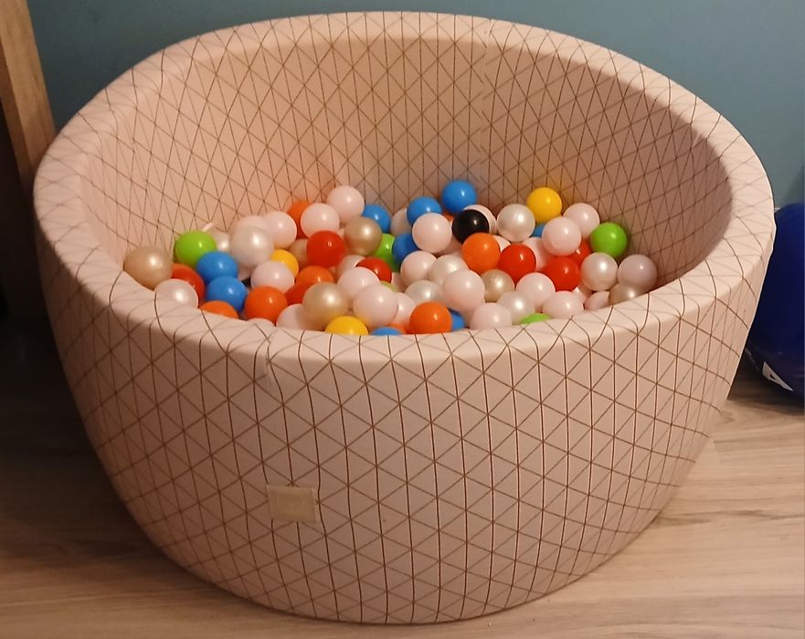 Suchy basen z kulkami