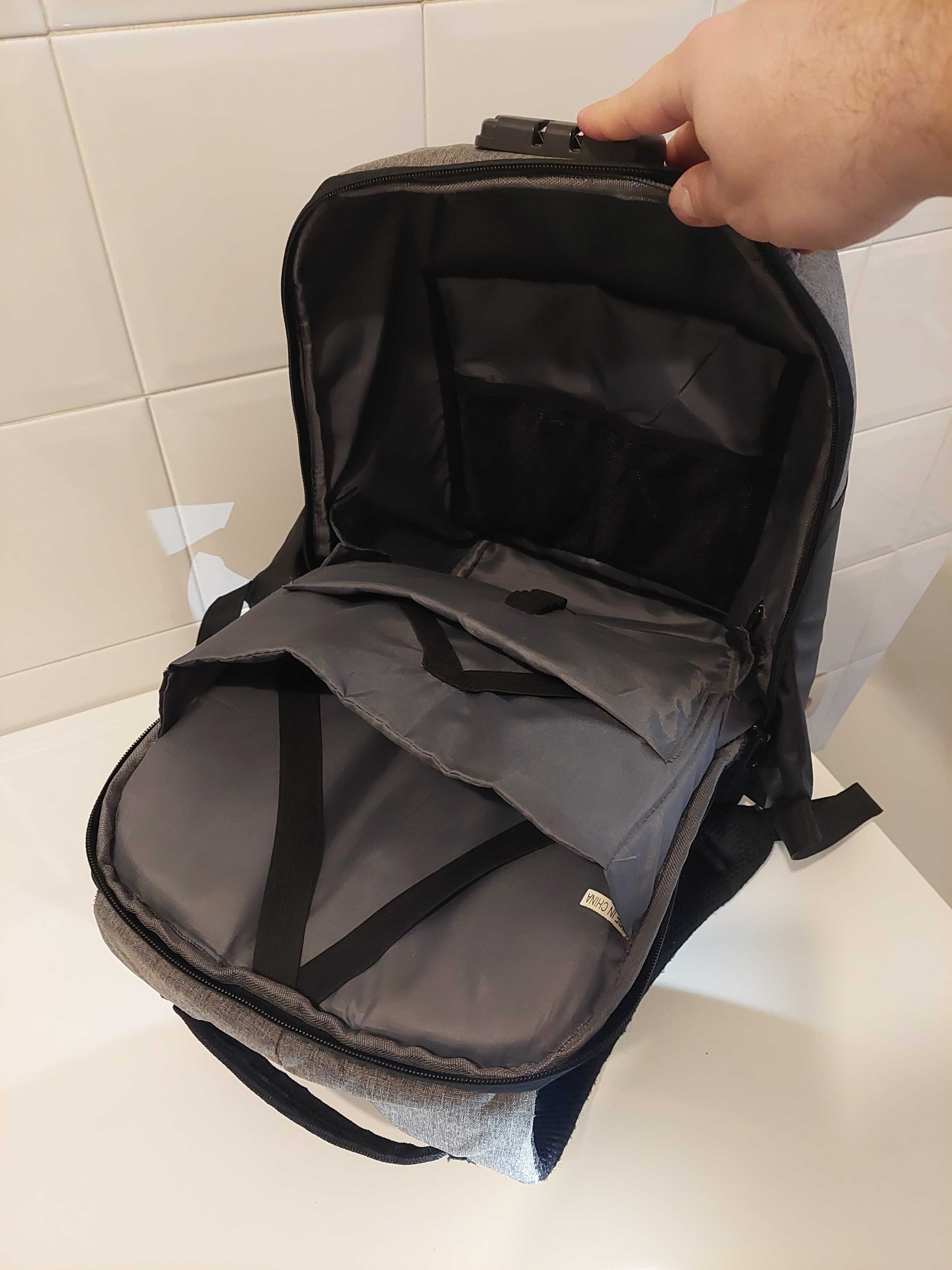 Backpack/Mochila para Laptop com USB, trava de segredo, abertura 180°