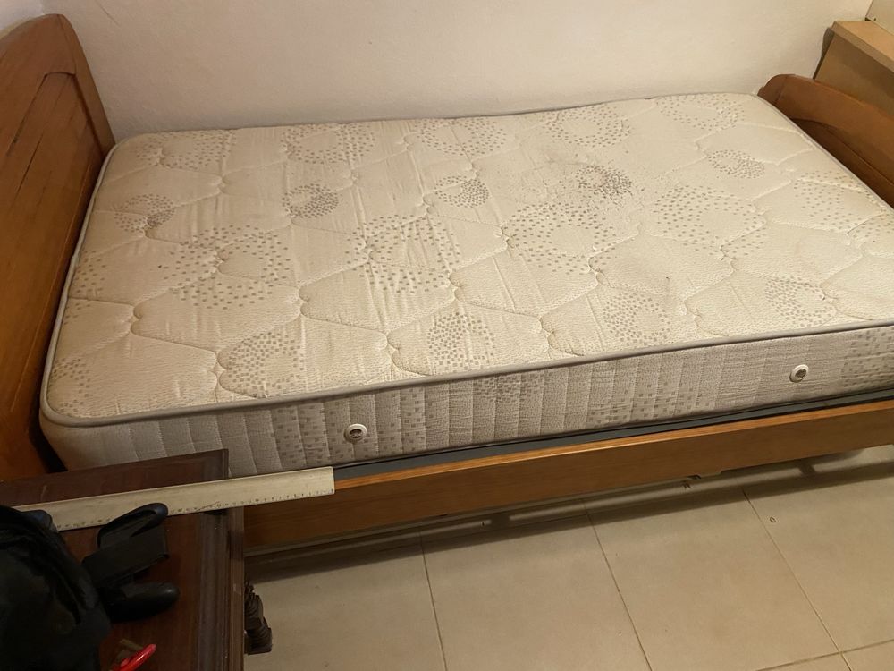 Cama e colchão em ótimo estado