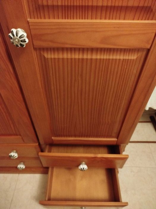 Roupeiro em pinho mel