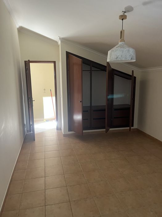 Arrenda-se moradia T4