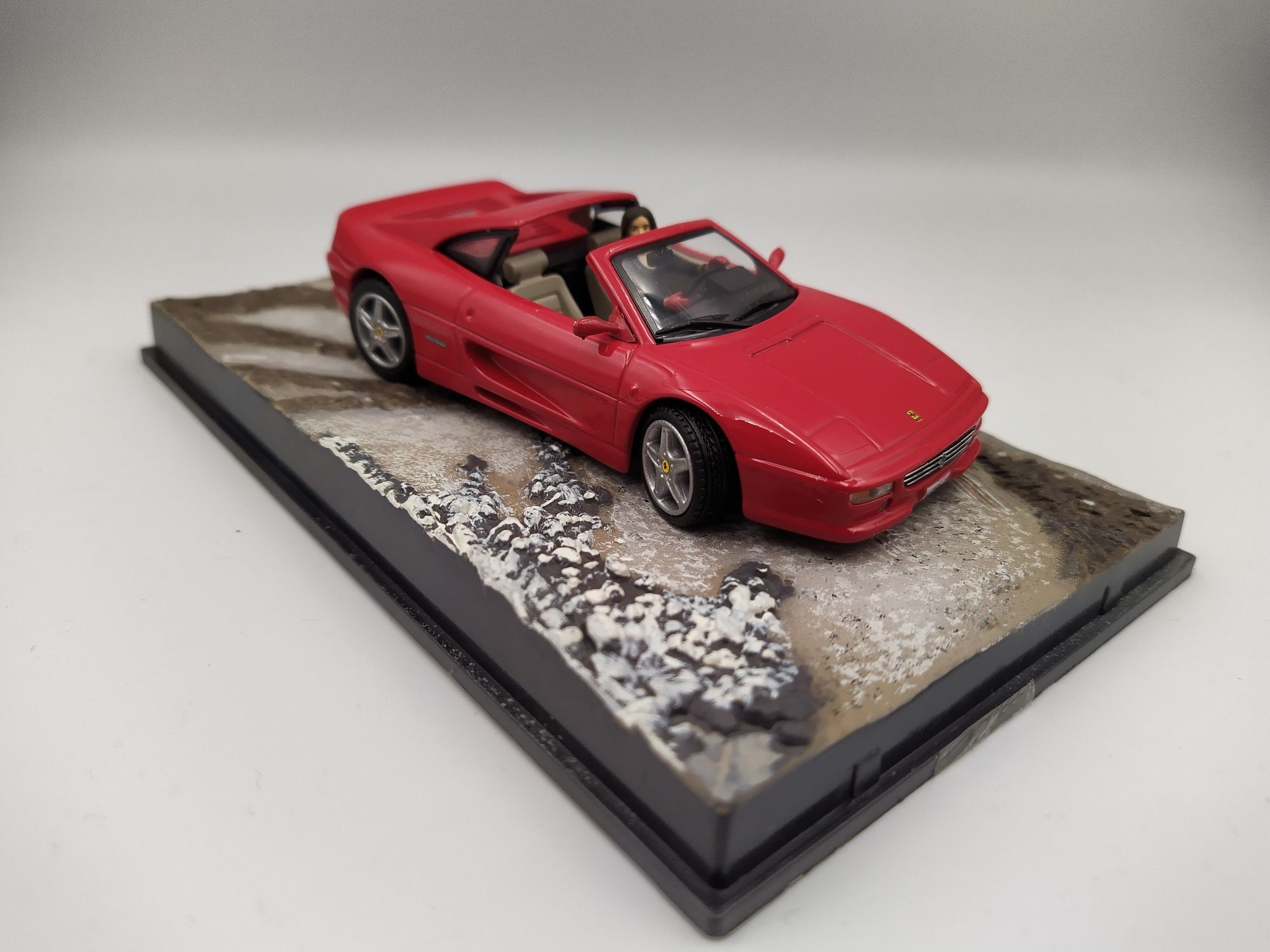 Ferrari F355 GTS Goldeneye James Bond Eaglemoss 1:43