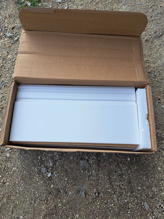 Pozostałości po budowie płytki Tubądzin Maciej Zień Timeless white